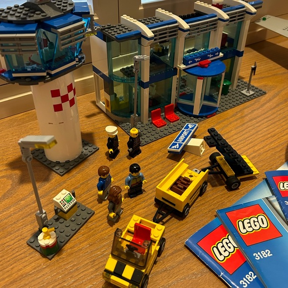 LEGO City Airport Terminal and Passenger Plane Set 3182 Retired - Picture 9 of 16